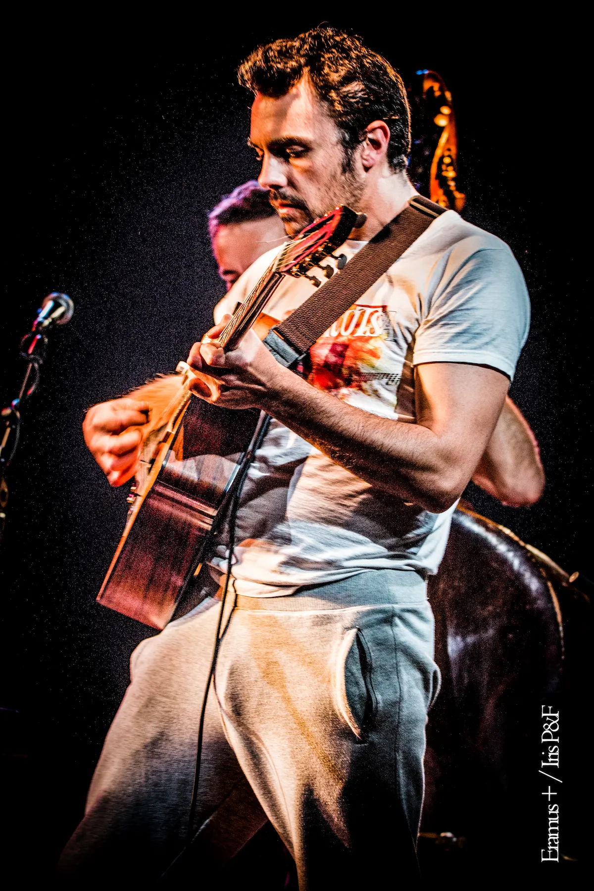 Cyrille Daras jouant de la guitare sur scène