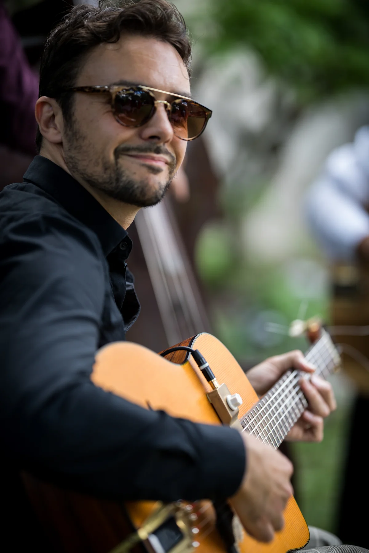Cyrille jouant de la guitare